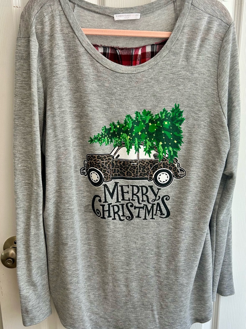 Merry Christmas Gray Long-Sleeve Women's Top with Tree Graphic & Plaid Back